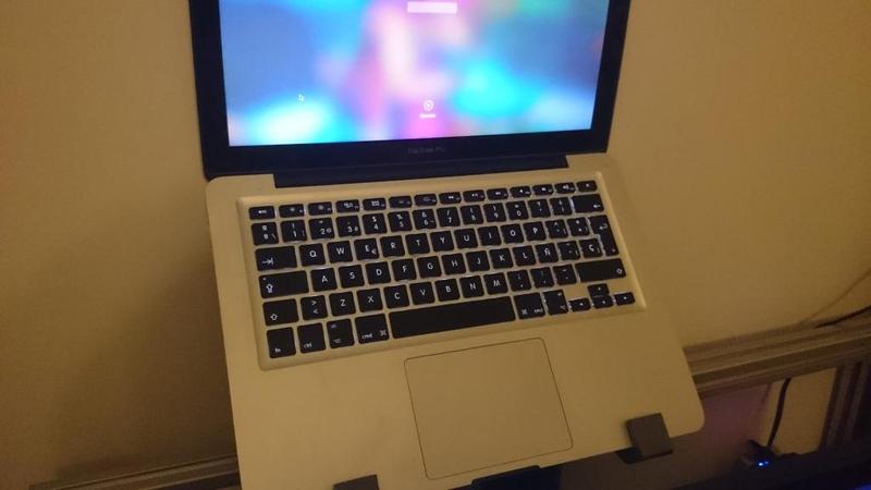 Macbook Pro T-SLOT Stand