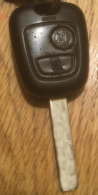 Peugeot 307 (2004) remote control key button (opening)