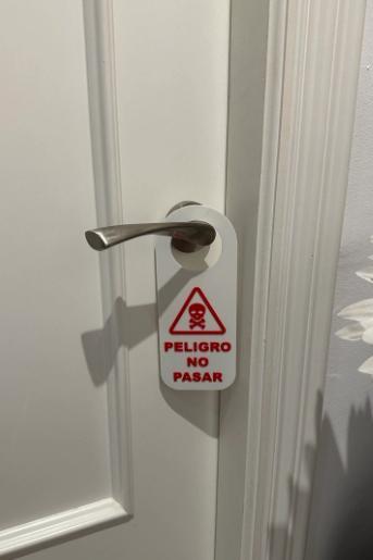 Cartel peligro baño