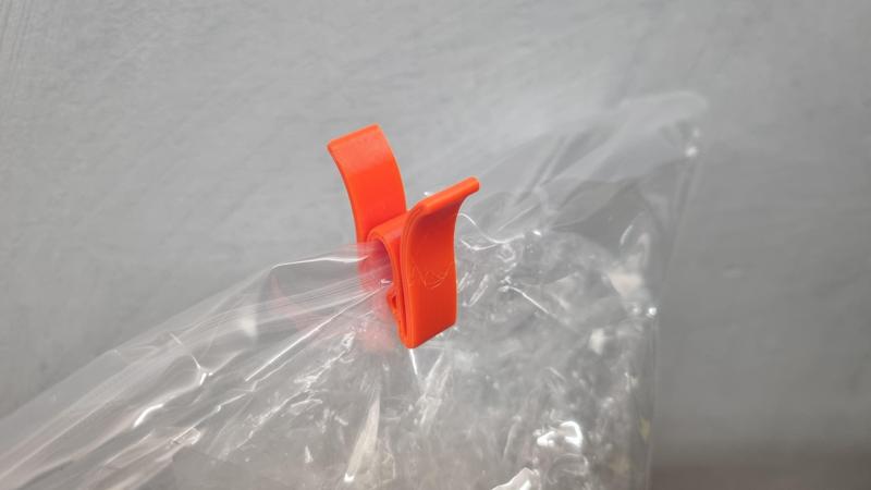 Minimalistic clothespin with 'snake-bite' grip