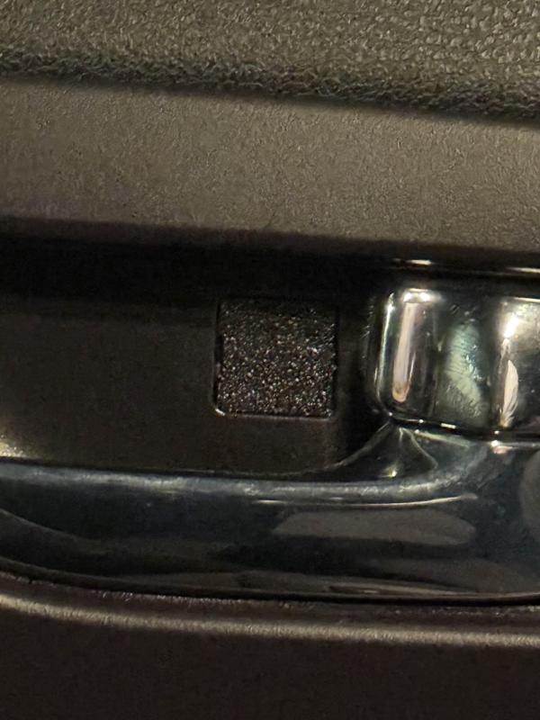 2009 Nissan Rogue interior door handle screw cap