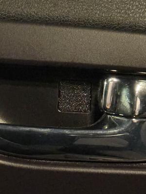 2009 Nissan Rogue interior door handle screw cap