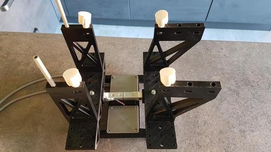 Ball shaped hinge for cg scale