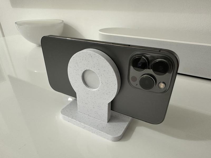 MagSafe iPhone Dock for FaceTime on Apple TV