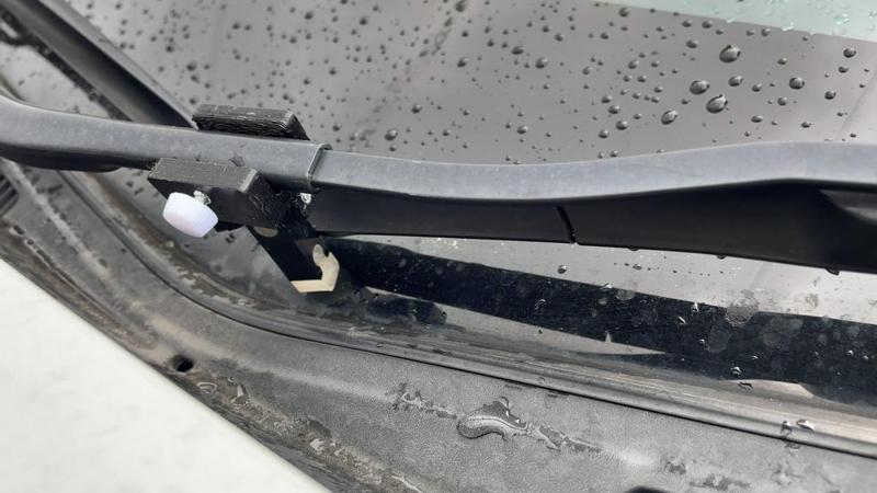 Magnetical wiper stand for right handle drive