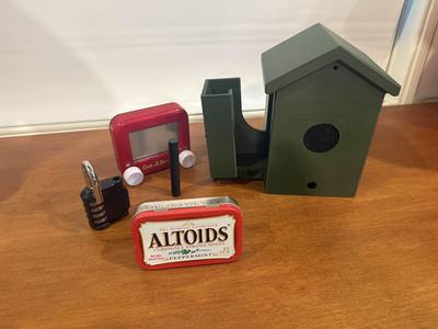 Etch-A-Sketch Birdhouse Gadget Cache
