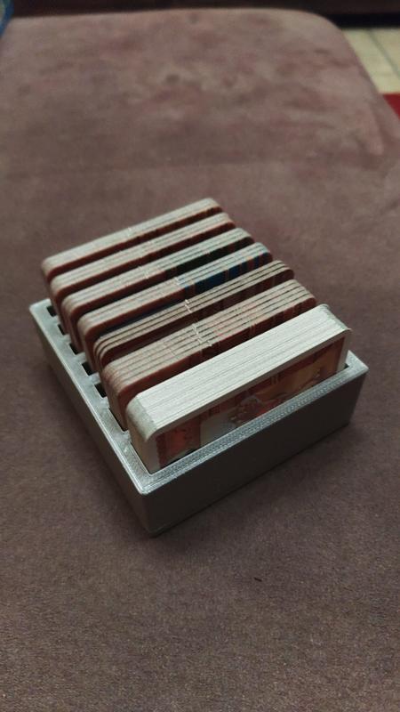 Card organizer for Camel Cup boardgame