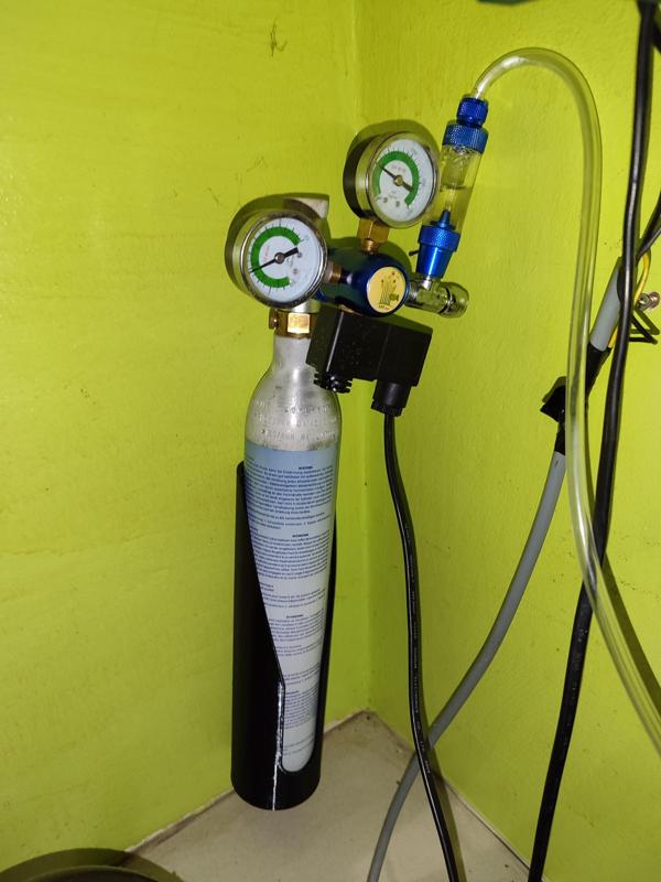 Gas bottle support for CO² injection system