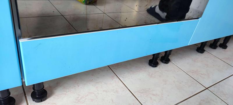 Fixation bandeau four/mounting system for an oven panel