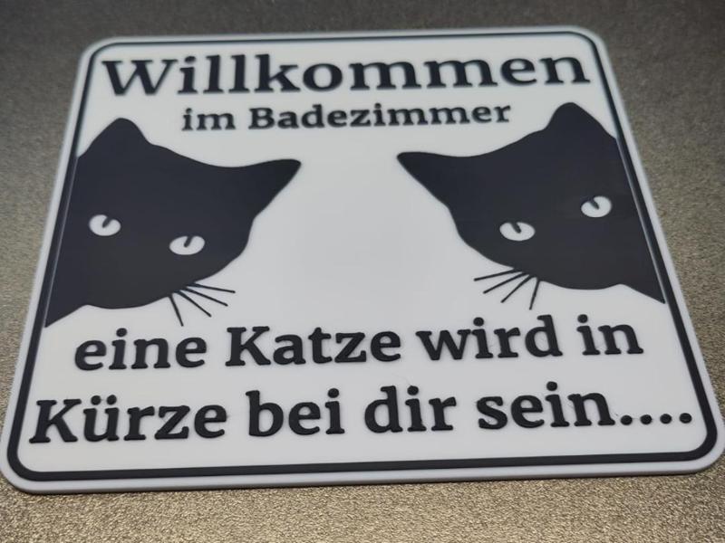 WELCOME TO THE BATHROOM, A CAT ... (german)