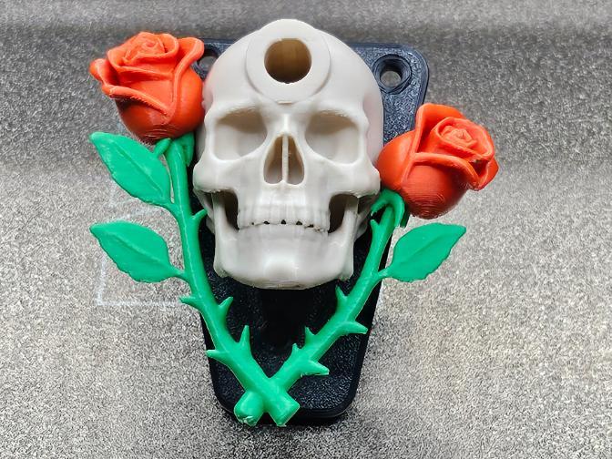 Skull and roses, plaque tire bille flipper, pincab