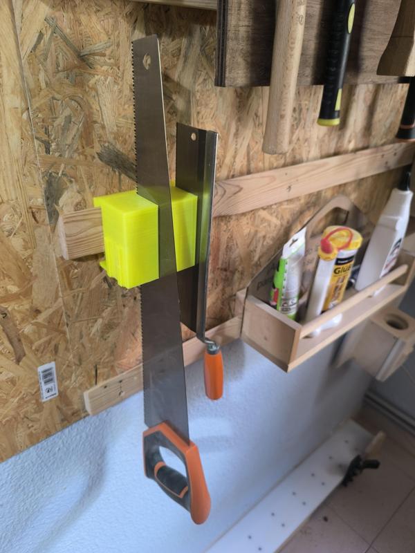 Support for hand saws and hand saws