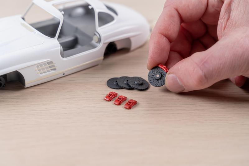 Brake discs and calliper for 24th scale model cars