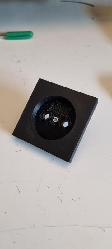 Gira outlet without ground