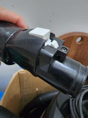 Vacuum cleaner hose lock