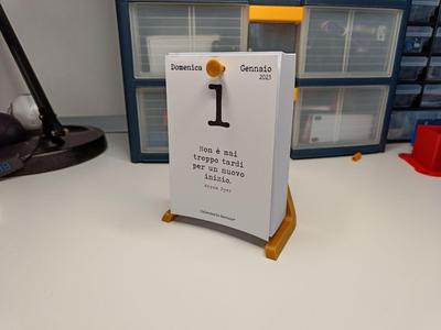 Calendario Geniale Table Stand