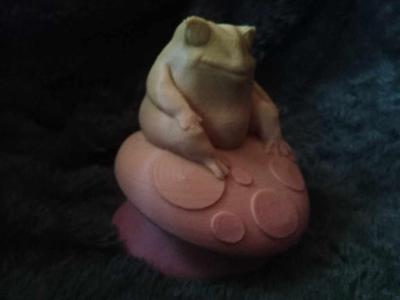 Pretty Frog Statue