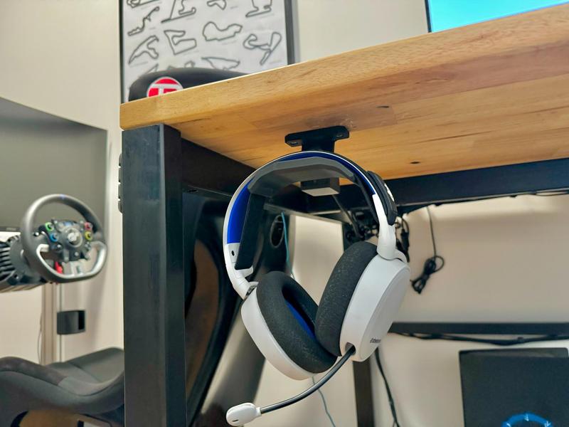 Heaphones holder - under the desk