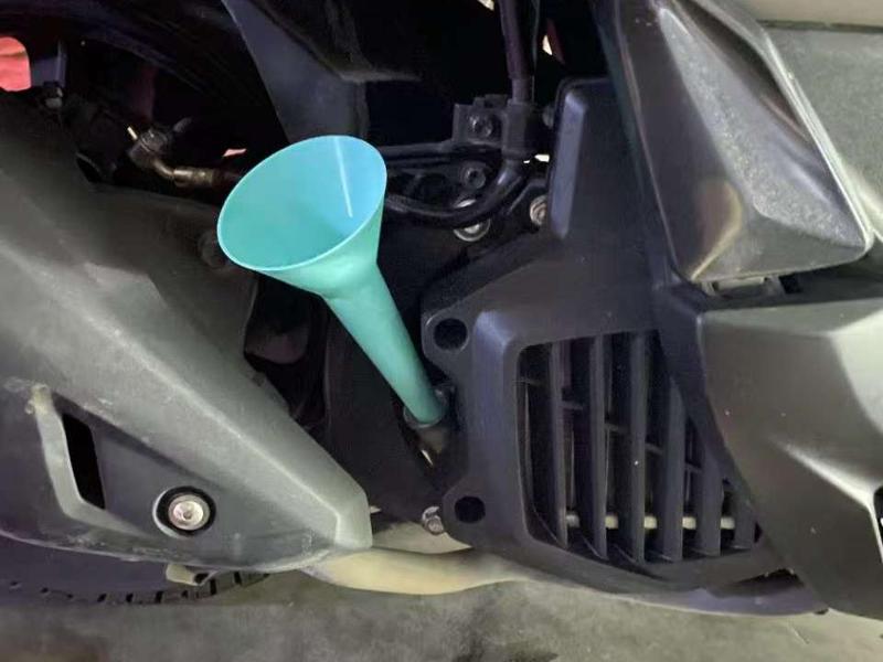 Motorcycle fuel funnel