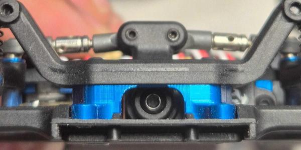 Centred servo brace - RC28R - Team Associated