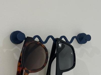 Wall-mounted glasses holder