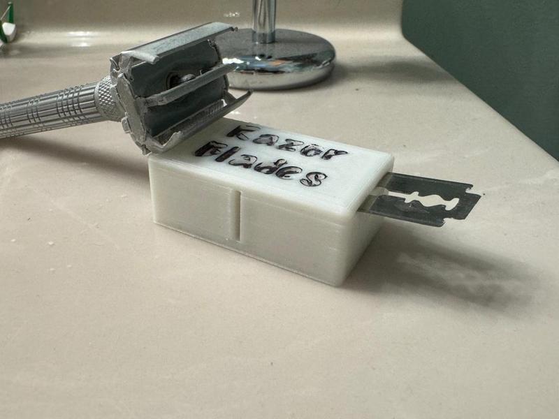 DE Safety Razor Blade Bank