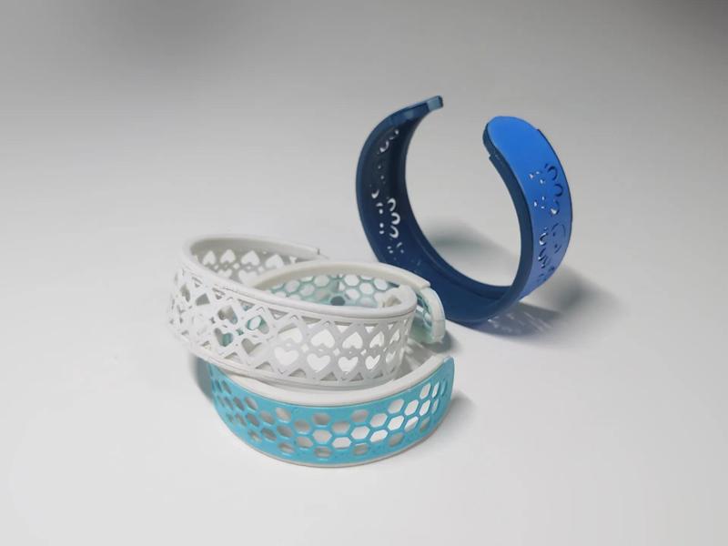 One-piece hollow bracelet