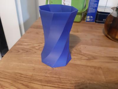 Torsed pot ( 90mm x 90 mm x 145mm )