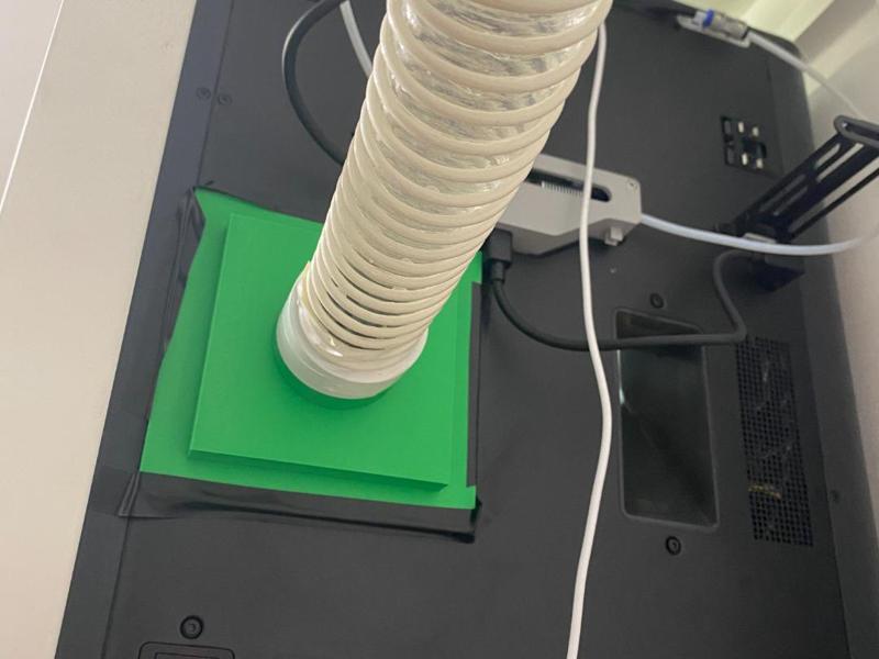 P1S exhaust duct, equipped with a turbine exhaust fan at the end to ensure smooth exhaust and increase exhaust efficiency. The turbine fan bracket is fixed with a glass suction cup.