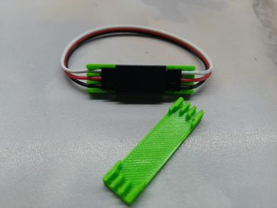 Simple Servo connector lock