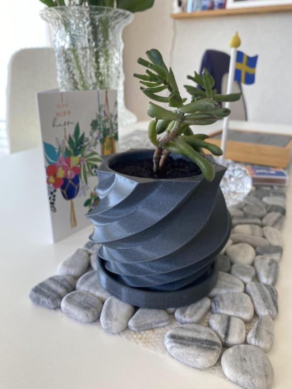 Spiral Pot with integrated drainage
