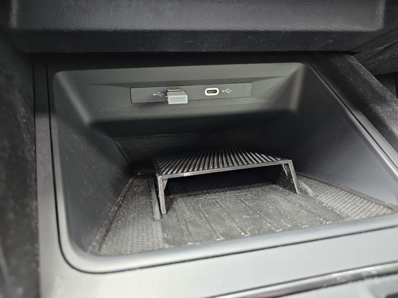Cupra/Seat Leon shelf for front QI box