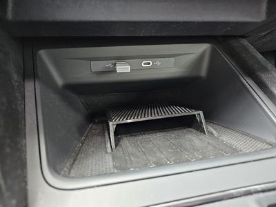 Cupra/Seat Leon shelf for front QI box