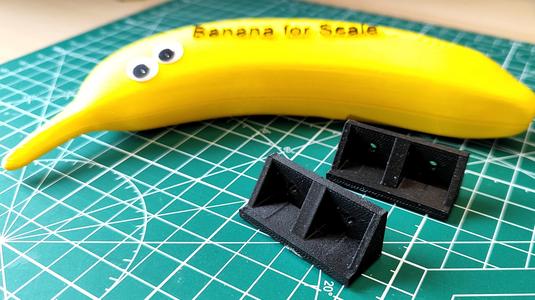 Magnetic catch for sliding doors