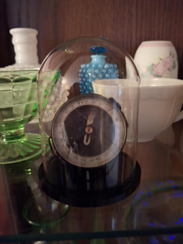 Compass/coin display base