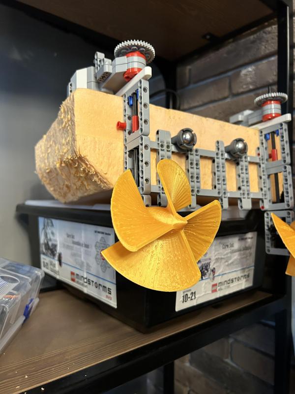 Water propeller for LEGO axis