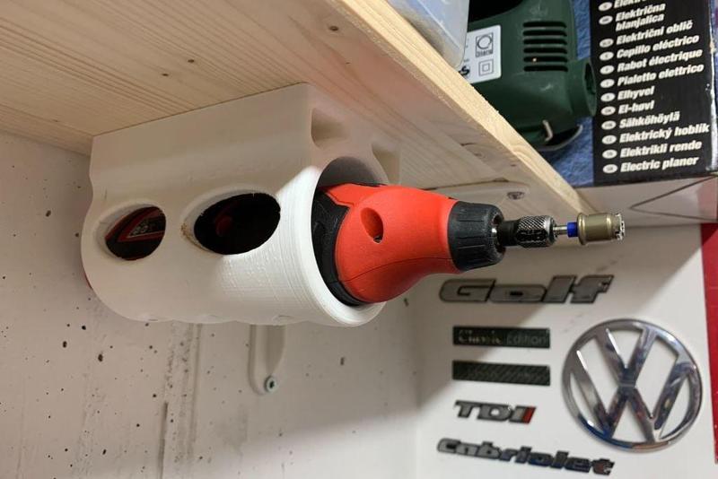 Horizontal rotary tool holder