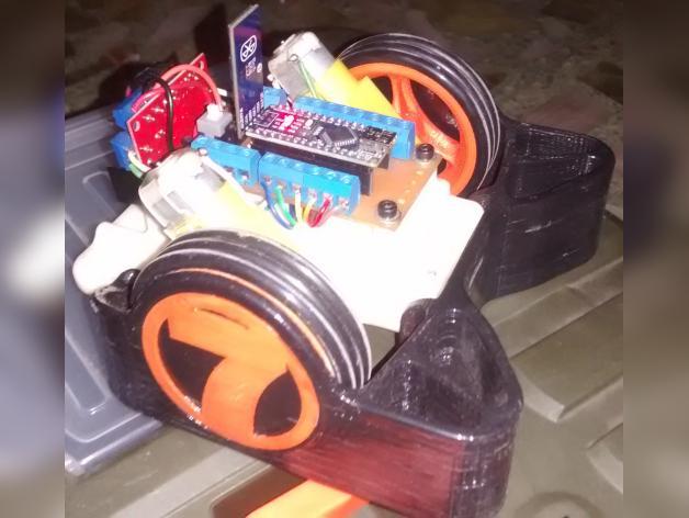 Robot para competencias escolares de fútbol y laberinto. Robot for soccer and labyrinth school competitions. 足球和迷宫学校比赛的机器人。