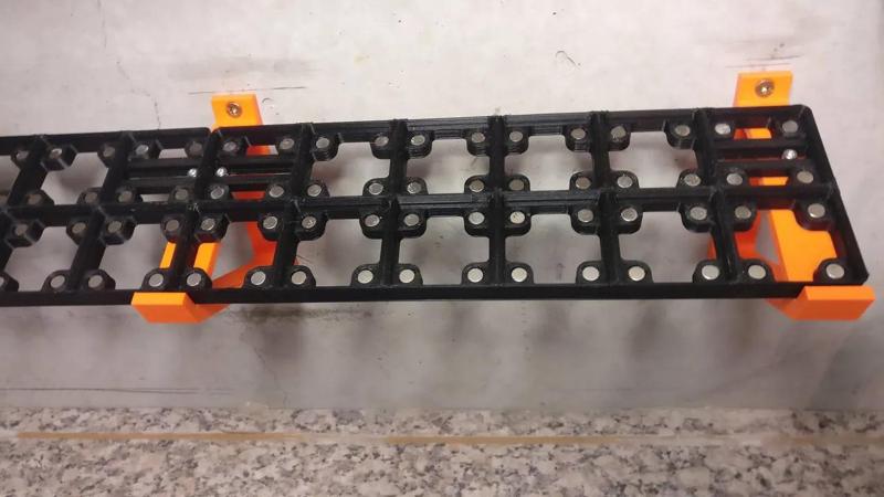 Gridfinity base with mounting hole for wall mounts   