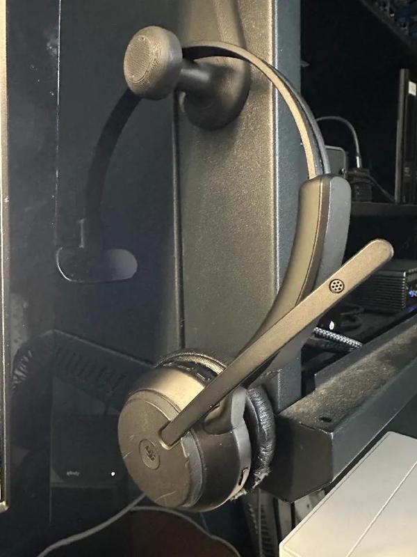 Lightweight Magnetic Headset Holder   