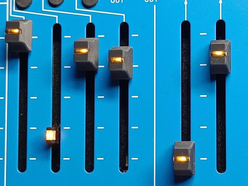 Behringer 2600 Illuminated Sliders