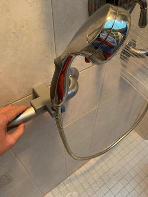 Horizontal grab bar holder for shower head