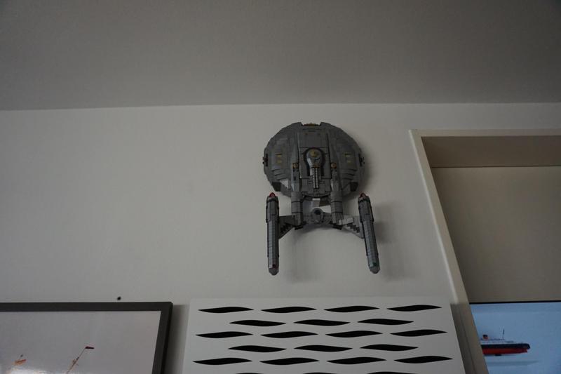 Wall mount adapter for the Bluebrixx Star Trek NX-01 set