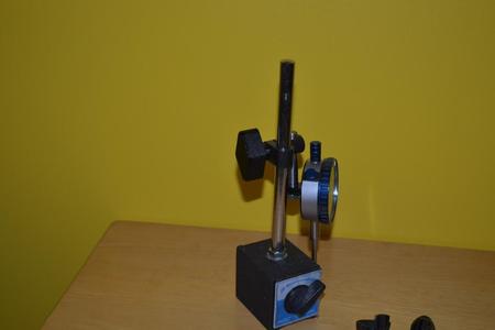 snug tightening knob for a dial indicator stand