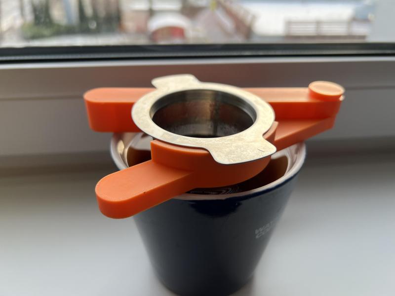 Tea strainer for large cups