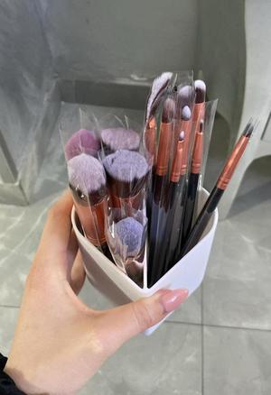 Heart-shaped cup for makeup brushes/pencils