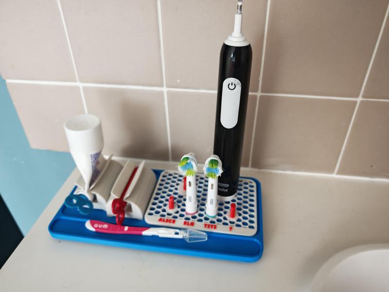 Oral toothbrush holder