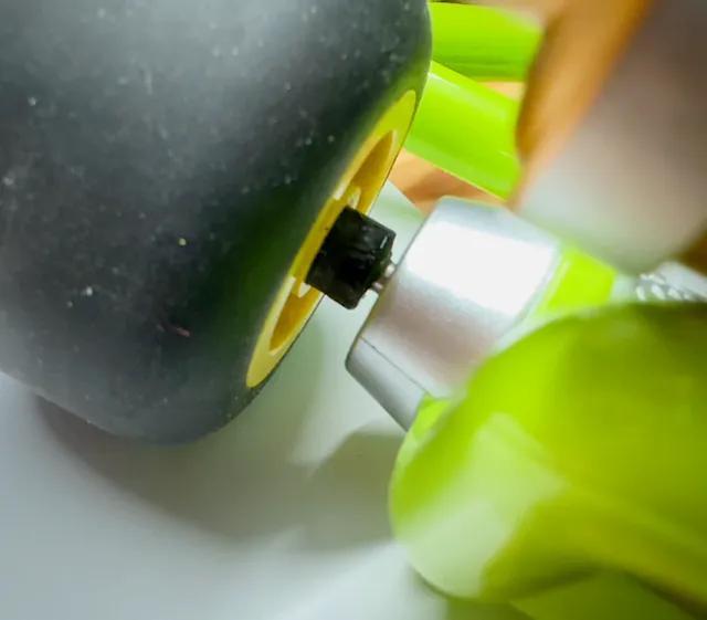 Carrera RC Yoshi Kart - Axle Wheel Connector / Achswelle-Rad-Verbinder   