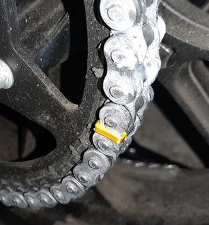 marking clamp motorbike chain grease - Markierungsklammer Motorrad Kettenspray