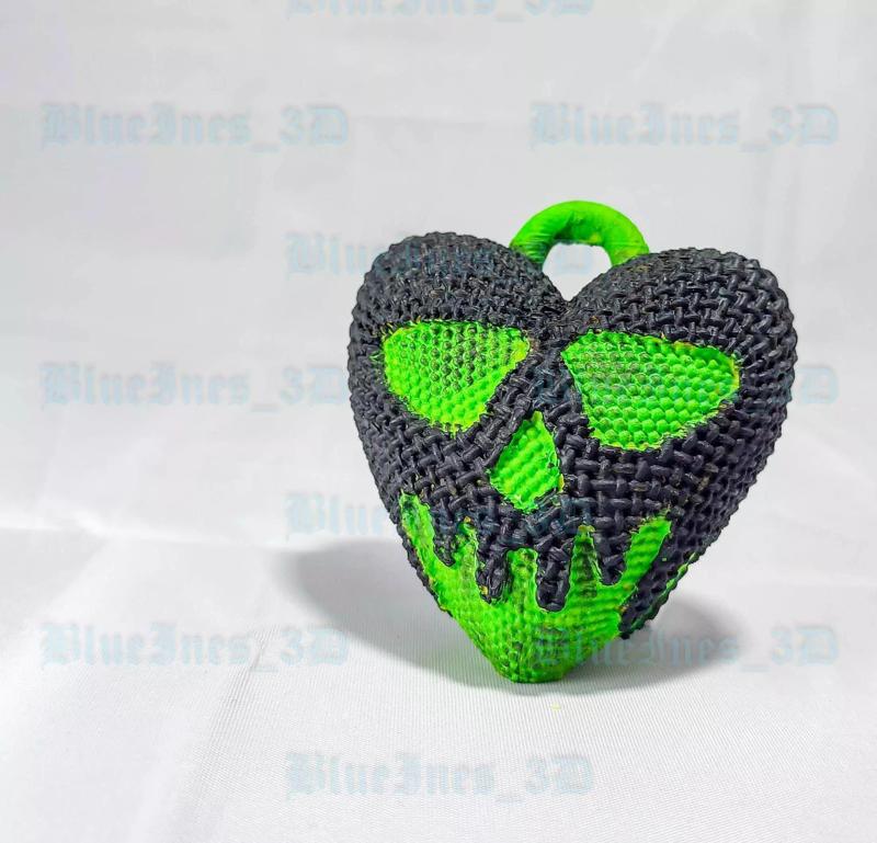 KNITTING POISON HEART KEYCHAIN